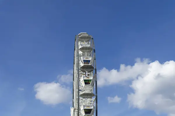 Вертикальний Вид Колесо Феррі Блакитне Небо Пасажири Можуть Насолоджуватися Повітряним Стокове Зображення