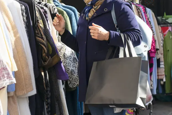 Жінка Купує Відкритому Ринку Спостерігає Одягом Висить Стелажах Вішаках Міській Стокова Картинка