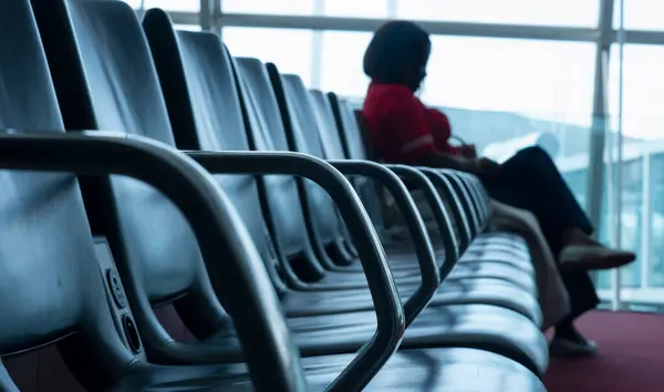 Silhueta Uma Mulher Sentada Área Espera Terminal Aeroporto Internacional Paris Fotografias De Stock Royalty-Free