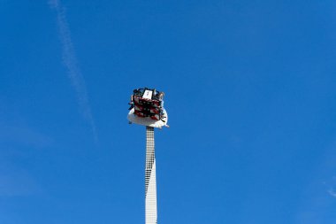 Heyecan verici bir serbest düşüş, açık gökyüzünde süzülen, nefes kesen manzaralar sunan, İtalya 'daki bir panayırda heyecan verici