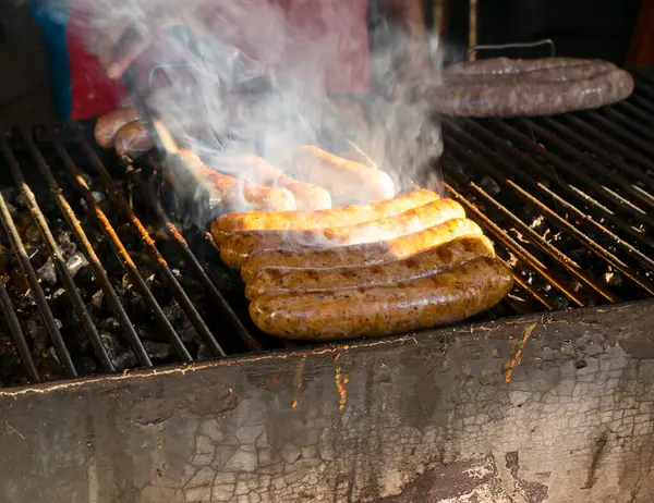 Kolbászok Grillezett Füstös Szabadtéri Barbecue Látható Grill Jelek Figyelmet Sistergő Stock Fotó
