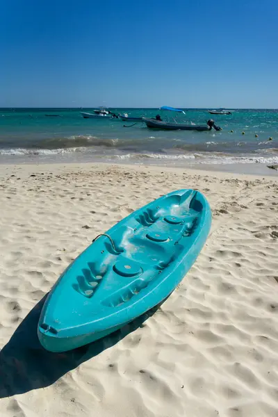 Trópusi Strand Mexikóban Türkiz Kajakkal Fehér Homokon Kék Nyugodt Tenger Stock Kép