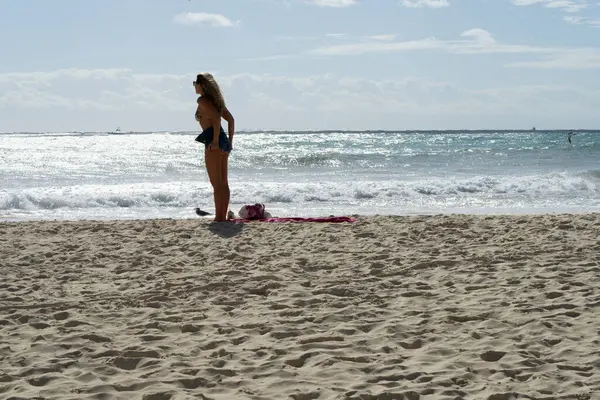 Vacker Oigenkännlig Flicka Ensam Tropisk Strand Mjuk Vit Sand Förbereder Stockbild