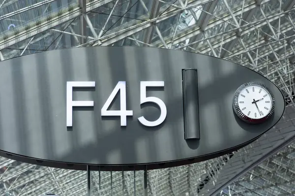 Modern F45 Flygplatsskylt Med Klocka Som Anger Gate Eller Ombordstigning Royaltyfria Stockbilder