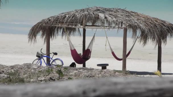 Filmagem Passeio Bicicleta Até Praia Com Redes Sob Uma Cabana — Vídeo de Stock