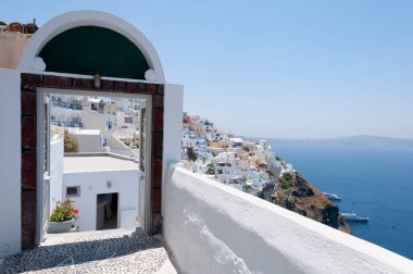 İtalya 'da etkin ve çevre dostu bir yaşam tarzı olan, bir yaz günü yeşilliklerle çevrili nehir kenarında bisiklet süren üstsüz bir adam. Seçici Odaklanma