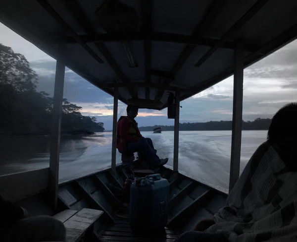Gün Batımında Bir Kaptanın Silueti Motorlu Kanolar Amazon Kollarındaki Insanları — Stok fotoğraf