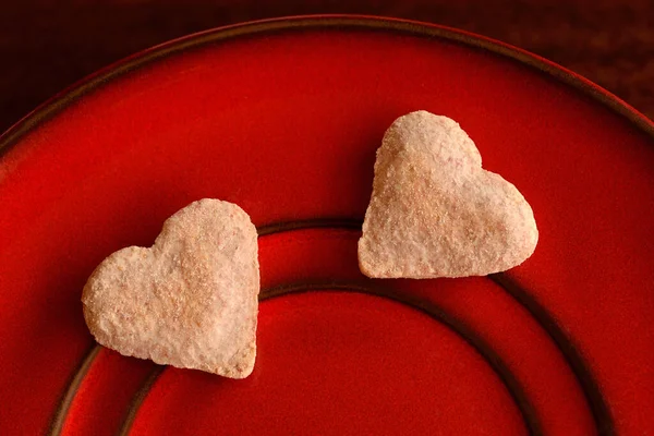 Δύο Πλιγούρι Βρώμης Και Spelt Μπισκότα Σχήμα Καρδιάς Ένα Κόκκινο — Φωτογραφία Αρχείου