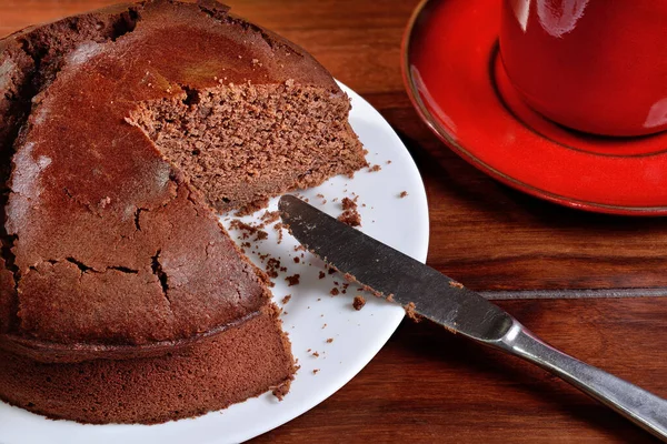 프라이팬에 요구르트 성분이 들어간 초콜릿 파운드 케익을 클로즈업한 과붉은 — 스톡 사진