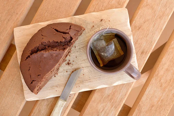 Розпочався Шоколадний Фунт Торт Коричневий Кухоль Наповненим Чайним Пакетом Предмети — стокове фото