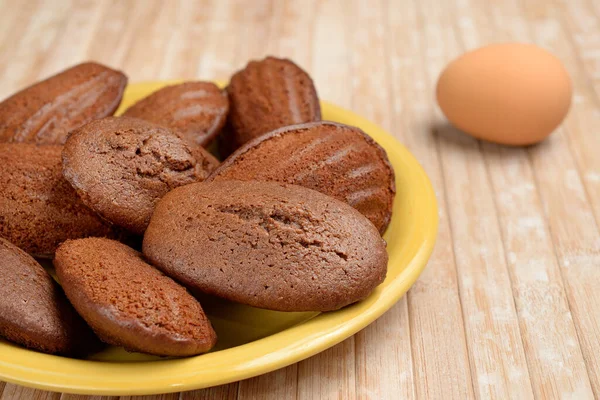 Primer Plano Plato Amarillo Lleno Madeleines Chocolate Huevo Lado Todos — Foto de Stock