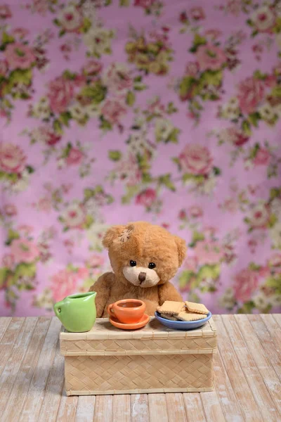 Urso Pelúcia Sentado Balcão Mesa Com Uma Xícara Laranja Cheia — Fotografia de Stock