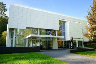 Frieder Burda Müzesi 'nin dışı ve Joan Miro' nun heykeli. Lichtentaler iddia, Baden-Baden, Almanya.