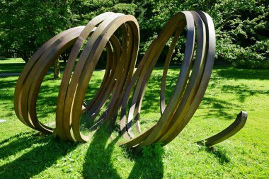 Fransız ressam Bernar Venet 'in bir çelik heykeli Almanya' nın Baden-Baden kentindeki Frieder Burda Müzesi yakınlarında duruyordu.. 