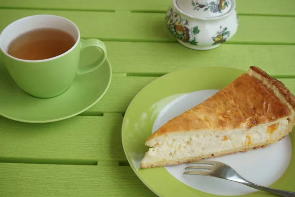 치즈케이크와 살구를 클로즈업한 과자기 탁자는 노란색 초록색이고 — 스톡 사진