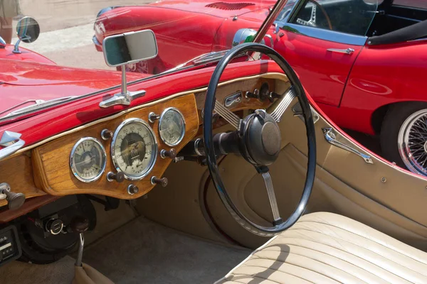 Červené Auto Riley Rmc Roku1950 Interiér Rychloměrem Volantem Koženými Sedadly — Stock fotografie