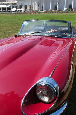 1969 'dan kalma Kırmızı Jaguar E-Type Roadster 2023' te Baden-Baden, Almanya 'da gerçekleşen toplantı sırasında. Arka planda Kurhaus adında bir kumarhane var..