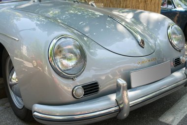 1957 model bir Porsche 356 A 'nın ön tarafında. At gücü: 60. Kaputun görünüşü, tampon, farlar ve isim..