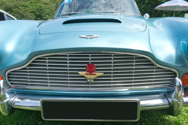 Předek Aston Martin Série Roku1962 Detailní Záběr Gril Logo Znak — Stock fotografie