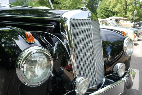 从1952年起 在德国巴登 巴登举行的奥尔德蒂默会议 Oldtimer Meeting 一辆黑色奔驰220 汽车前部 — 图库照片