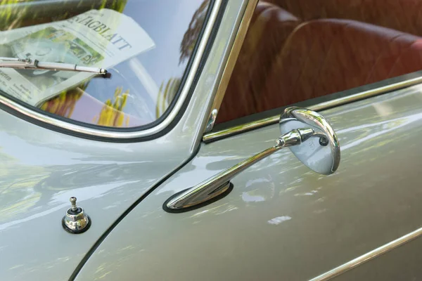 1957년부터 포르쉐 356A 자동차에 60으로 클로즈업 거울이있는 안테나의 바람막이와 좌석에 — 스톡 사진