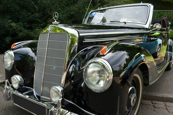 Siyah Mercedes-Benz 220 A Cabrio 1952 'den Baden-Baden, Almanya' daki Oldtimer-Meeting 'de, 2023. Arabanın önüne..