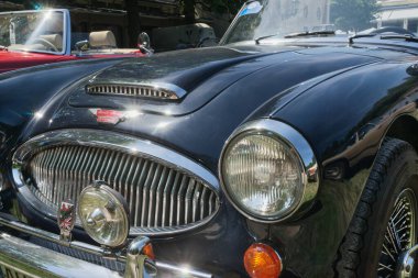 1964 'teki Baden-Baden, Almanya' daki 2023 Eski Zaman Toplantısı sırasında siyah Austin-Healey 3000 / BJ8 'e yakın çekim..