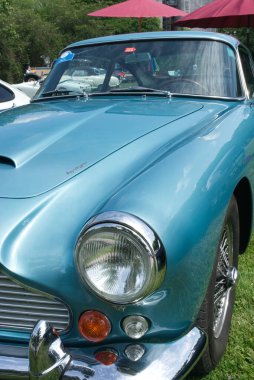 Blue Aston Martin DB IV, IV serisi 1962. Almanya, Baden-Baden 'deki 46. Uluslararası Oldtimer Toplantısı sırasında ortaya çıktı..