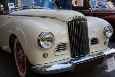 1953 'te Baden-Baden Klasikleri sırasında ortaya çıkan Sunbeam Alpine otomobili. Almanya.