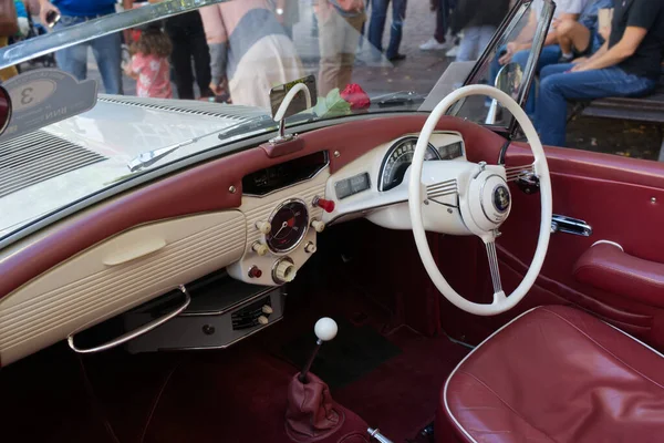 Wnętrze Alpejskiego Samochodu 1953 Roku Deska Rozdzielcza Kierownica Samochód Wystawiony — Zdjęcie stockowe