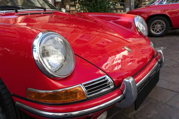 Porsche 912, 1965 'ten. Arabanın ön tarafı, tampon, farlar. 2023 'teki Baden-Baden Klasikleri etkinliği sırasında ortaya çıktı..
