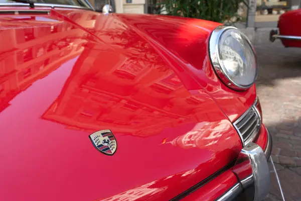 1965 'ten kalma kırmızı Porsche 912. Tepe logolu arabanın ön görüntüsü. 2023 'teki Baden-Baden Klasikleri etkinliği sırasında ortaya çıktı..