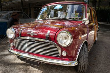 1969 'dan kalma kırmızı bir Innocenti Mini T otomobili Almanya' da 2023 Baden-Baden Klasikleri sırasında ortaya çıktı..