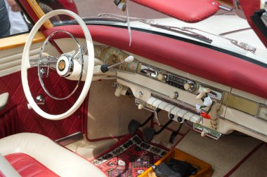 Borgward Isabella Coupe, 1960 model üstü açık otomobil. İçeriden bak, direksiyon, torpido, koltuklar..