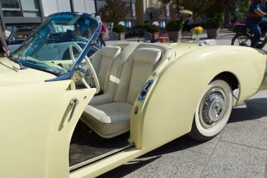 Kaiser Darrin Roadster 1954 model otomobil. Sürgülü girişe ve koltuklara bakın. Baden-Baden Klasikleri 2023 etkinliği, Almanya. 