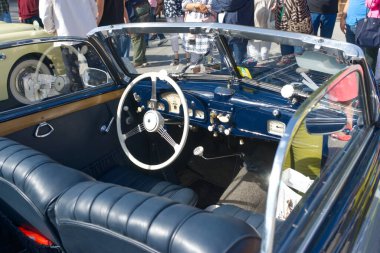 BMW Spor Cabriolet otomobili, 1938 'den. Direksiyona, gösterge paneline ve koltuklara bakın. Baden-Baden Klasikleri, Almanya, 2023.