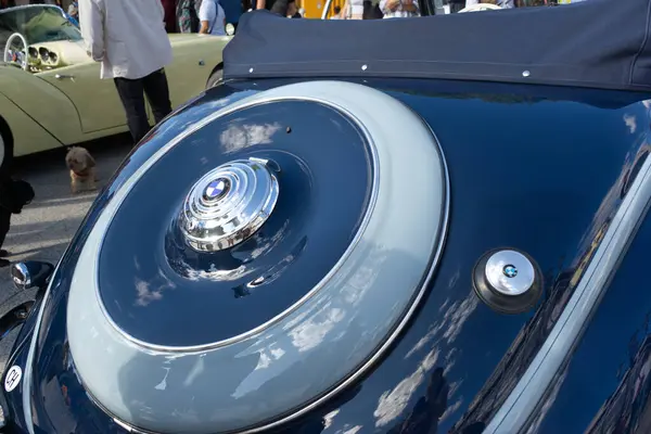 1938 model bir BMW 327-328 'in arka görüntüsü. Yedek lastik bölmesi. Baden-Baden Klasikleri etkinliği 2023, Almanya.