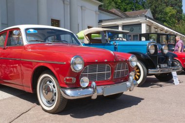 1966 'dan kalma kırmızı bir Volvo Amazon P 121 46' da açığa çıktı. Almanya, Baden-Baden 'de Eski Zaman Toplantısı, 2023. Kumarhane binasının arka planında Kurhaus adında biri var..