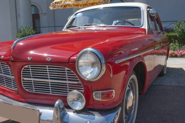 Volva Amazon P 121, 1966 'dan 46' da açığa çıktı. 2023 'te Baden-Baden, Almanya' da Oldtimer Toplantısı. Arka planda Kurhaus adında bir kumarhane var..