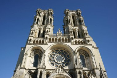 Laon Katedrali ya da Katedrali Notre-Dame de Laon mavi gökyüzü arkaplanlı güneş ışığı altında. Aisne Bölümü, Picardy, Hauts-de-France, Fransa.