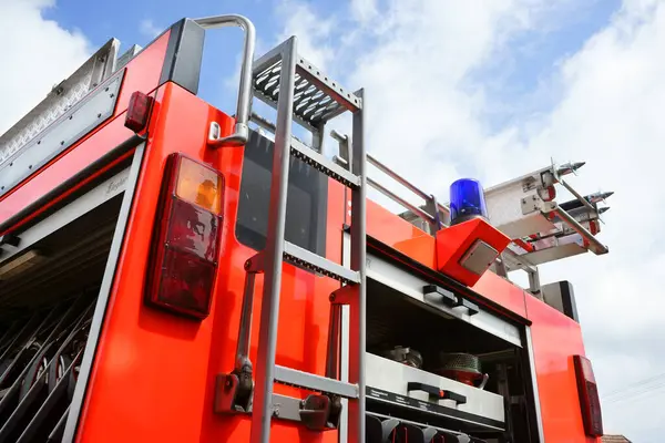 Nahaufnahme Eines Deutschen Feuerwehrfahrzeugs Rückansicht Mit Den Leitern Den Rückleuchten — Stockfoto