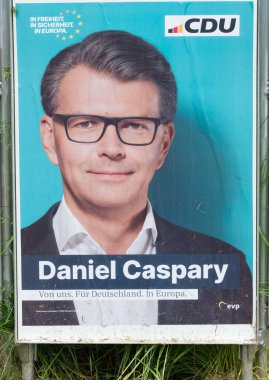 2024 'te Almanya' da yapılacak Avrupa seçimleri için CDU kampanya posteri. CDU, Almanya 'nın siyasi Hıristiyan Demokrat Birliği partisidir. Afişte CDU politikacısı Daniel Caspary 'nin portresi.