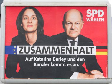 Haziran 2024 seçimlerinin Sosyal Demokrat Partisi (SPD) kampanya posteri. Posterde Alman siyasetçi Katarina Scholz ve Şansölye Olaf Scholz temsil ediliyor..