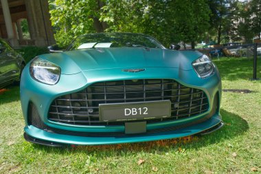 Baden-Baden 'de düzenlenen 47.Uluslararası Oldtimer-Meeting 2024 sırasında Aston Martin DB12' nin önünde görüldü. Almanya.