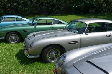 Vintage Aston Martin arabaları 1947 'de Baden-Baden, Almanya' da Uluslararası Oldtimer Toplantısı 2024 'te ortaya çıktı. Yeşil araba 1959 'dan kalma bir DB4 serisi..
