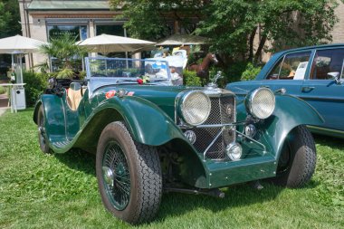 Jaguar SS 100, 1936 'dan kalma iki koltuklu spor araba açık. 47. 2024 Uluslararası Oldtimer Toplantısı, Baden-Baden, Almanya. Arka plandaki Trinkhalle binasının kafesi..