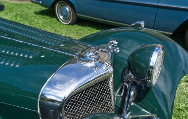 Jaguar maskotunun ilk versiyonuna yaklaş. Jaguar SS 100, 1936 'dan kalma iki koltuklu spor araba. 2024' te Baden-Baden, Almanya 'da Uluslararası Eskiler Toplantısı..
