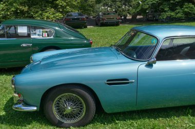 1962 'den kalma Aston Martin DB4 serisi 47' de ortaya çıktı. 2024 'te Baden-Baden, Almanya' da Uluslararası Oldtimer-Meeting. Arka planda yeşil bir Aston Martin DB2-4 Mark 2.