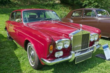 1975 yılından kalma Rolls-Royce Corniche 1 FHC 47. 2024 'te Baden-Baden' de yapılan Uluslararası Oldtimer Toplantısı sırasında ortaya çıktı. Almanya.