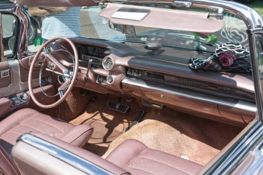 1959 model üstü açık Cadillac Eldorado Biarritz. Yolcu bölümü. 47. Uluslararası Oldtimer Toplantısı 2024, Baden-Baden, Almanya.